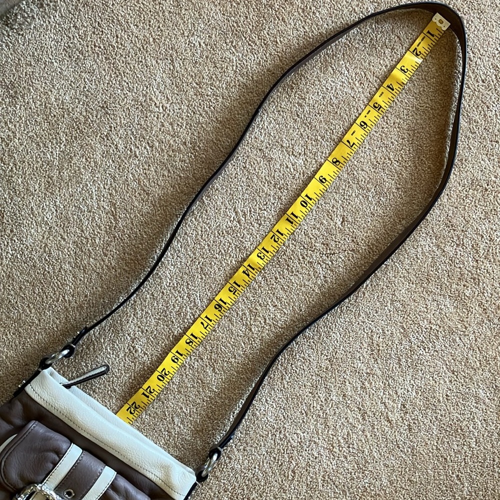 B MAKOWSKY CROSS BODY WITH ENCLOSED WALLET
CLAY AND CREAM COLOR
EX CONDITION - Picture 11 of 11